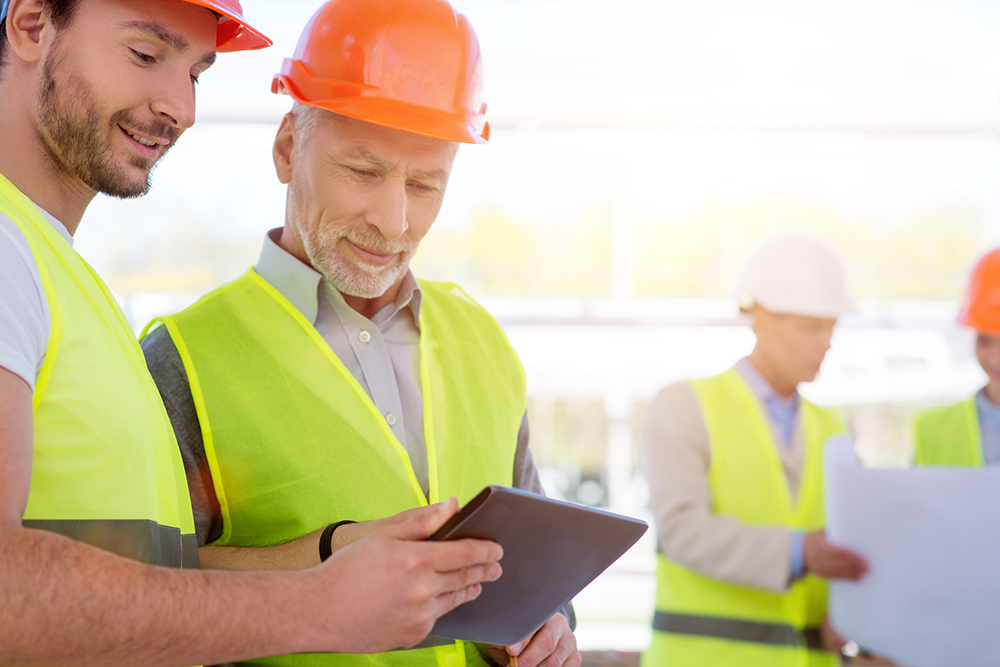 Construction-Workers_With-Tablet-1